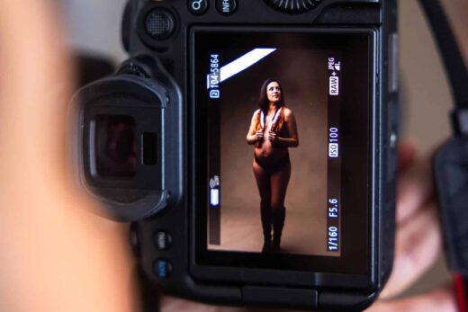 La beauté de la grossesse capturée avec émotion intemporelle