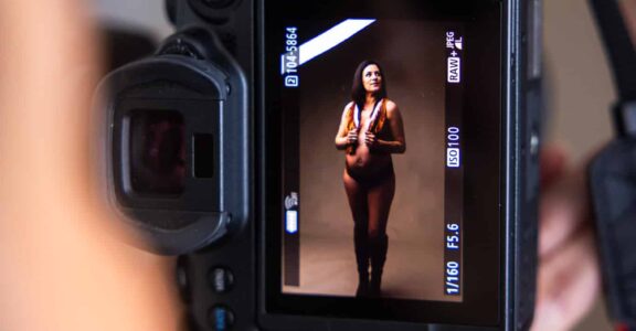 La beauté de la grossesse capturée avec émotion intemporelle